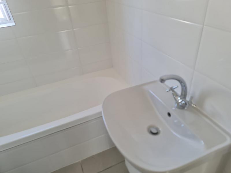 To Let 2 Bedroom Property for Rent in Oakglen Western Cape